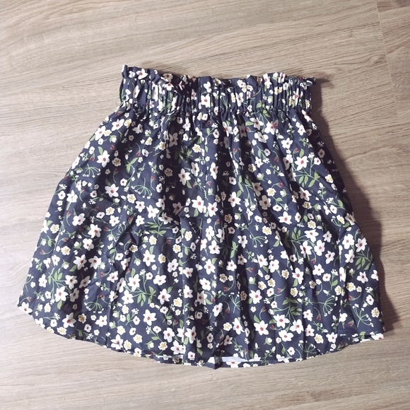 ✨3/$15 Shein | Floral Print Paperbag Skirt - Picture 3 of 3